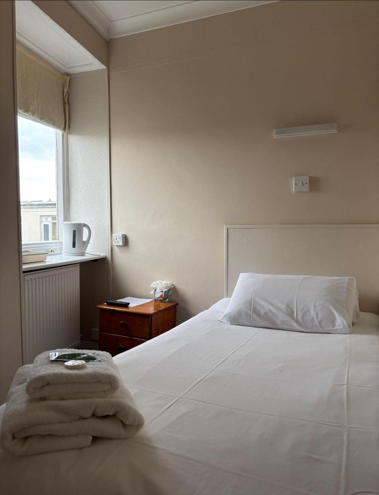 Clarence House Hotel Тенби Экстерьер фото