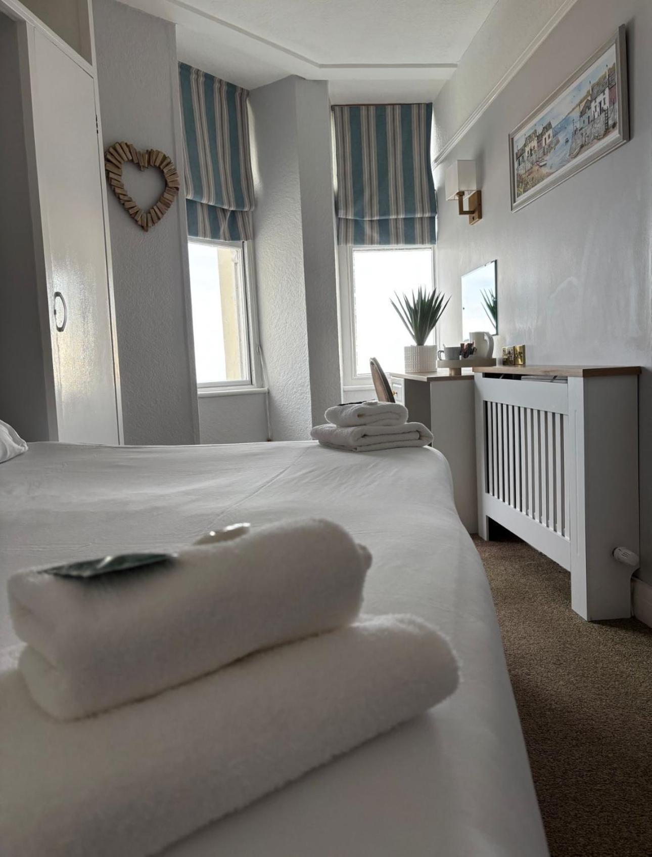 Clarence House Hotel Тенби Экстерьер фото