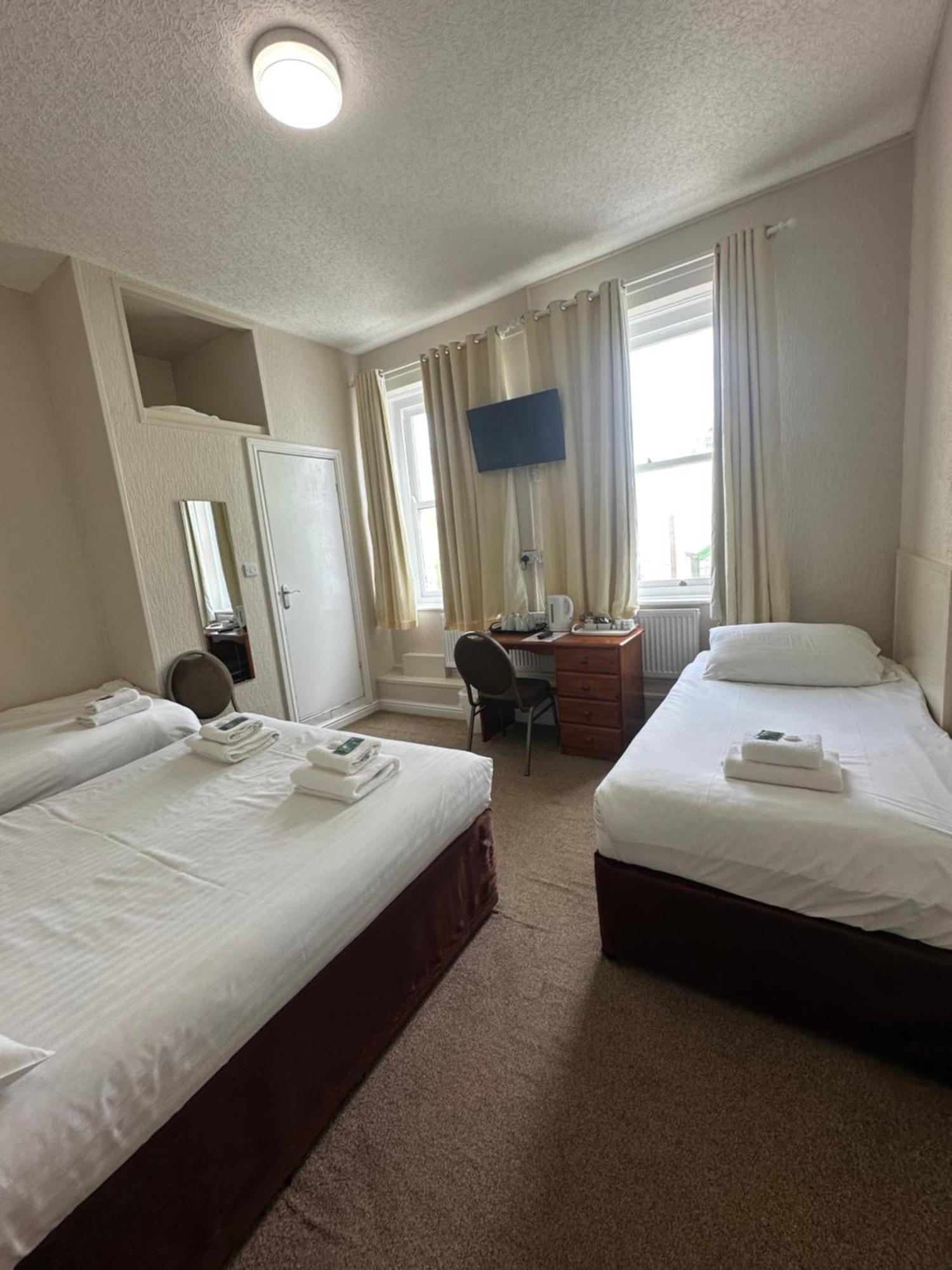 Clarence House Hotel Тенби Экстерьер фото