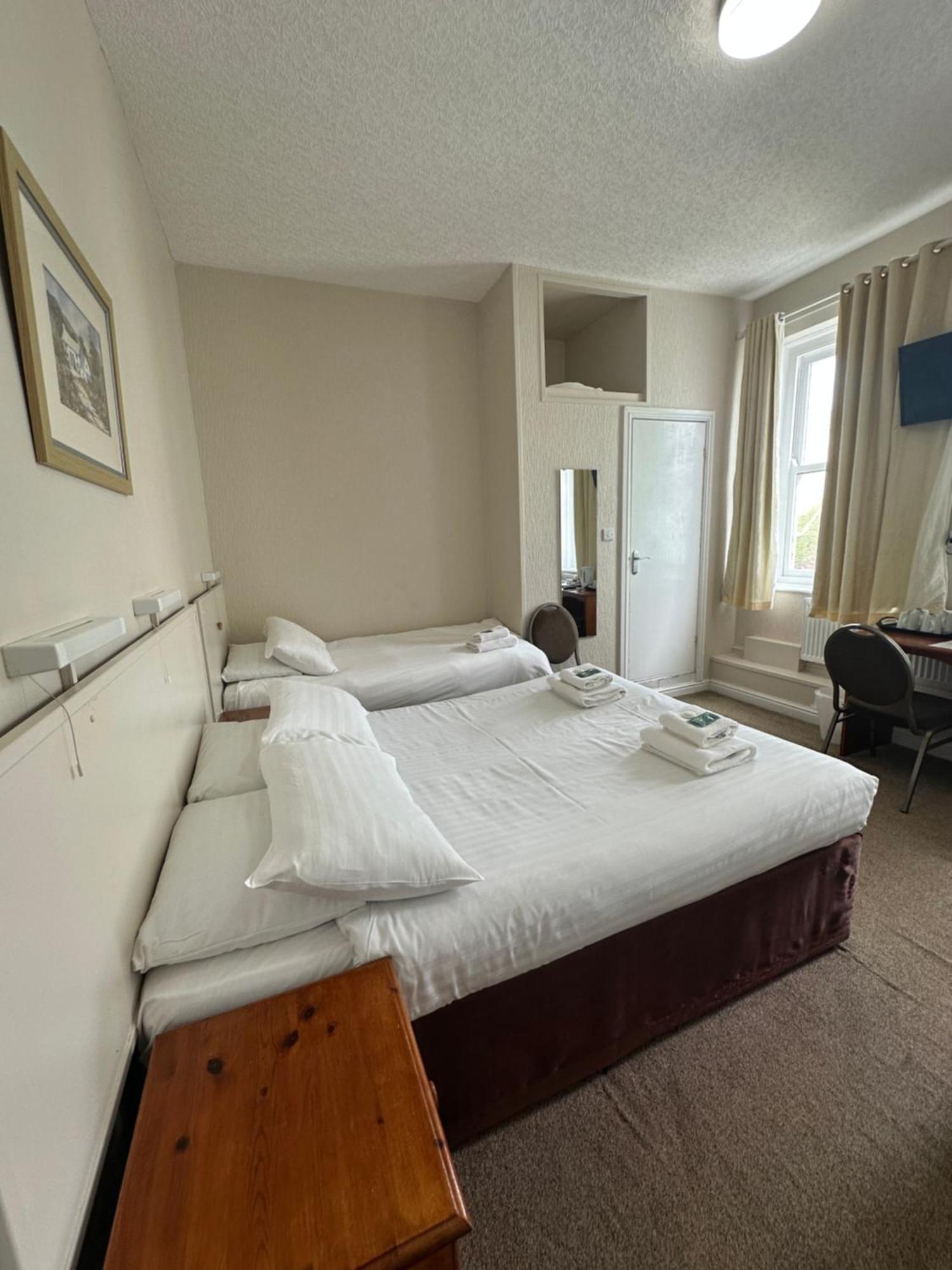 Clarence House Hotel Тенби Экстерьер фото